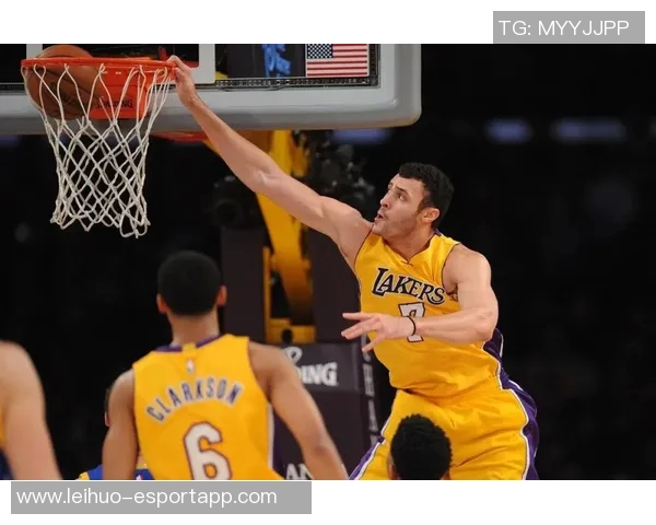 小南斯谈詹姆斯与科比领导风格差异幽默风趣与严格要求的对比分析