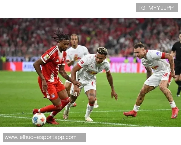 拜仁25-26赛季全家福揭晓夏窗四新援与德超杯奖杯沙拉盘同框亮相