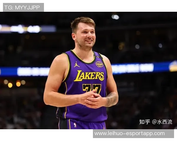 东契奇与里夫斯联手发威勇士油漆区内线防守漏洞显著